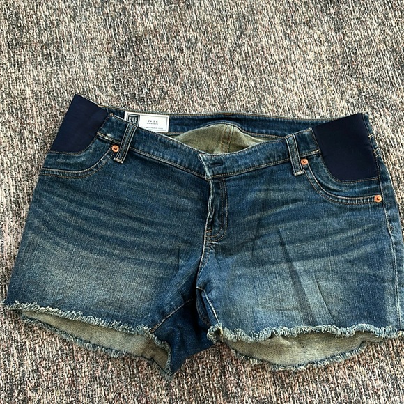 Gap maternity shorts - Picture 1 of 3